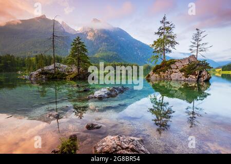 Nationalpark Berchtesgaden, Deutschland. Der Hintersee und die bayerischen Alpen bei Sonnenaufgang. Stockfoto