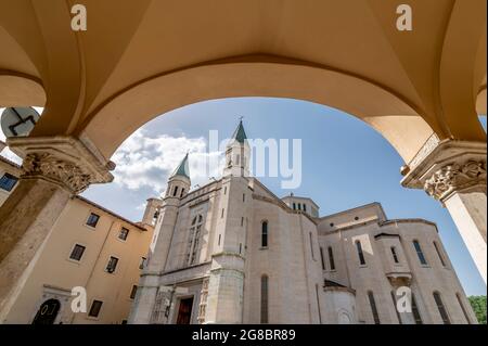 Die alte Basilika Santa Rita, eingerahmt von einem Bogen, Cascia, Italien Stockfoto