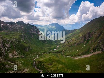 Luftaufnahme des Bondione Passes im Frühling. Lizzola, Valbondione, Val Seriana, Bezirk Bergamo, Lombardei, Italien, Südeuropa. Stockfoto