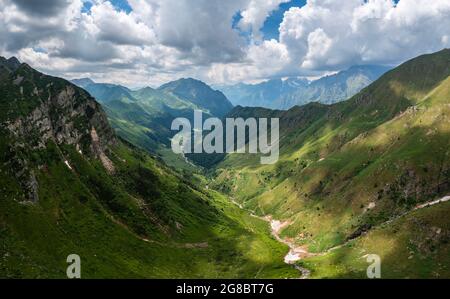 Luftaufnahme des Bondione Passes im Frühling. Lizzola, Valbondione, Val Seriana, Bezirk Bergamo, Lombardei, Italien, Südeuropa. Stockfoto