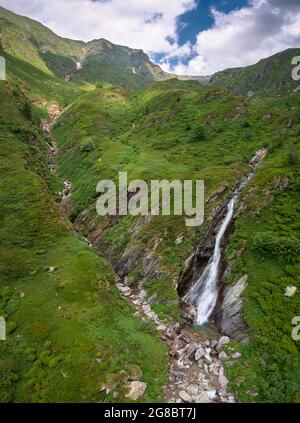 Luftaufnahme des Bondione Passes im Frühling. Lizzola, Valbondione, Val Seriana, Bezirk Bergamo, Lombardei, Italien, Südeuropa. Stockfoto