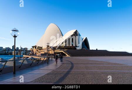 Sydney Opera House mit leerem Vorplatz und leeren Restaurants. Strahlend blauer sonniger Tag Stockfoto