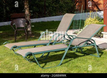 Zwei Liegen im Garten vor der Terrasse Stockfoto