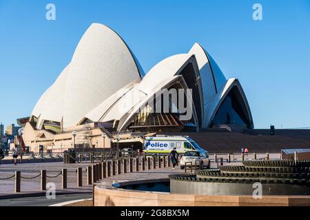 Sydney Opera House mit leerem Vorplatz und leeren Restaurants. Strahlend blauer sonniger Tag Stockfoto