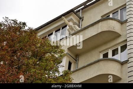 SOFIA, BULGARIEN - 18. Aug 2015: Eine Mittelfinger-Statue auf einem Balkon gegenüber dem Gebäude der Nationalversammlung der Republik Bulgarien, in der Stockfoto