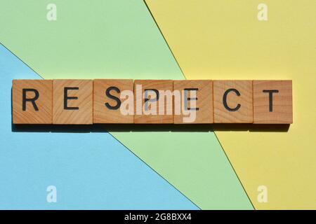 Respekt, Wort in hölzernen Buchstaben auf pastellfarbenem Hintergrund isoliert Stockfoto