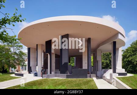 Vorderansicht des Pavillons, dahinter Serpentine Gallery. Serpentine Pavilion 2021, London, Vereinigtes Königreich. Architekt: Counterspace, 2021. Stockfoto