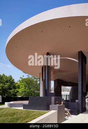 Seitenansicht des Pavillons, dahinter Serpentine Gallery. Serpentine Pavilion 2021, London, Vereinigtes Königreich. Architekt: Counterspace, 2021. Stockfoto