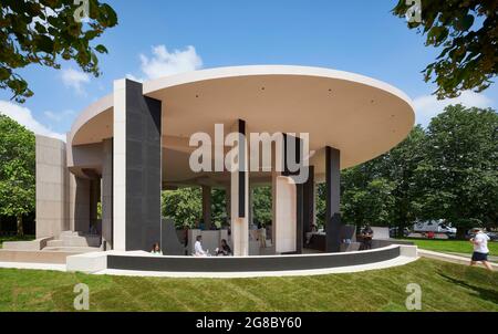 Seitenansicht des Pavillons, mit Eingang. Serpentine Pavilion 2021, London, Vereinigtes Königreich. Architekt: Counterspace, 2021. Stockfoto