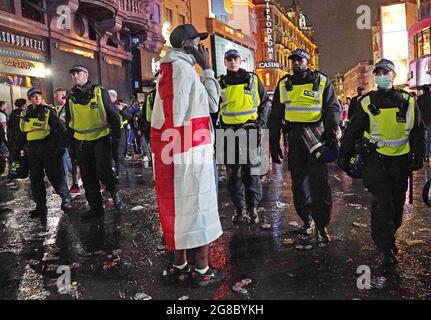 Aktenfoto vom 11-07-2021 von EINEM Fan steht mit der Polizei auf dem Londoner Leicester Square. Ausgabedatum: Montag, 19. Juli 2021. Stockfoto