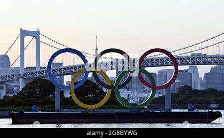 Die Abbildung zeigt die Olympischen Symbole, die am Montag, den 19. Juli 2021, die Olympischen Spiele 2020 in Tokio, Japan, ankündigen. Die Olympischen Sommerspiele Stockfoto