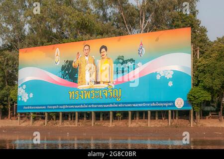 Eine große, farbenfrohe Plakatwand am Flussufer des Chao Praya, auf der König Bhumibol Adulyadej Rama IX und Königin Mom Rajawongse Sirikit Kitiyaka zu sehen sind Stockfoto