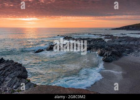 Ein spektakulärer Sonnenuntergang über der Fistral Bay an der Küste von Newquay in Cornwall. Stockfoto