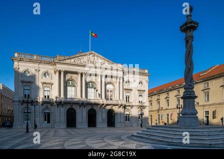 Lissabon, Portugal - 16. Juli 2021: Blick auf den Stadtplatz (Praca do Municipio) mit dem Rathaus in Lissabon, Portugal Stockfoto