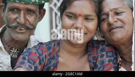 Indische Familie nimmt ein Selfie zusammen Stockfoto