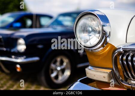 Verchromte Frontleuchte eines restaurierten Oldtimer. Foto aufgenommen bei Tageslicht. Stockfoto