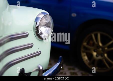 Verchromte Frontleuchte eines restaurierten Oldtimer. Foto aufgenommen bei Tageslicht. Stockfoto