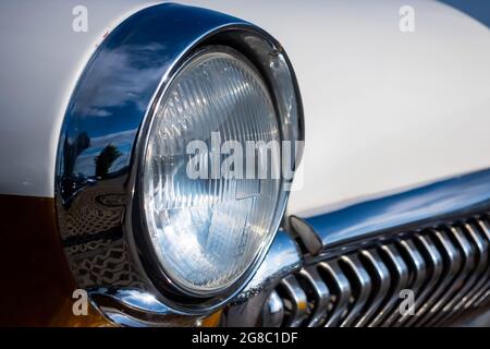 Verchromte Frontleuchte eines restaurierten Oldtimer. Foto aufgenommen bei Tageslicht. Stockfoto