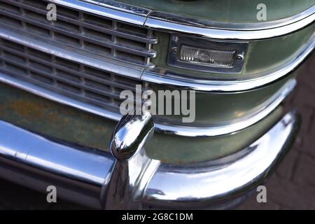 Verchromte Frontleuchte eines restaurierten Oldtimer. Foto aufgenommen bei Tageslicht. Stockfoto