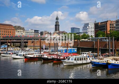 Hamburg, Deutschland - Blick auf die Stadt am Binnenhafen in Richtung Altstadt mit der Hauptkirche St. Michaelis. Stockfoto