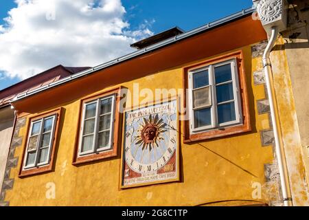 Vintage Sonnenuhr an der Fassade eines alten Hauses, Kolin, Tschechien, Europa Stockfoto