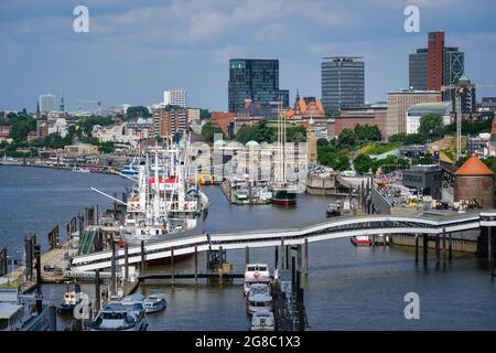 Hamburg, Deutschland - Blick auf die Stadt Hamburger Hafen, mit Elbpromenade, Wasserstuchturm, Überseebrücke, Elbe, Stadtzentrum, St.Pauli, Altona, Landungssteg Stockfoto