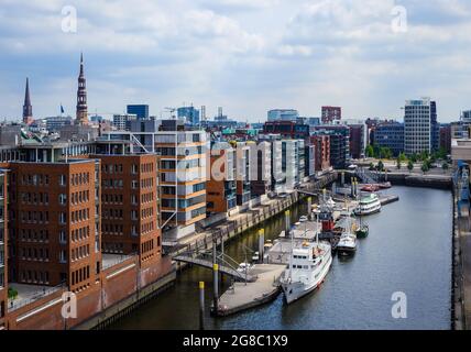 Hamburg, Deutschland - die HafenCity, moderne Wohngebäude im Sandtorhafen, im traditionellen Schiffshafen mit altem Hafenkran. Stockfoto