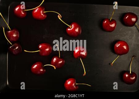 Flache Kirschen auf Backblech streuen Stockfoto