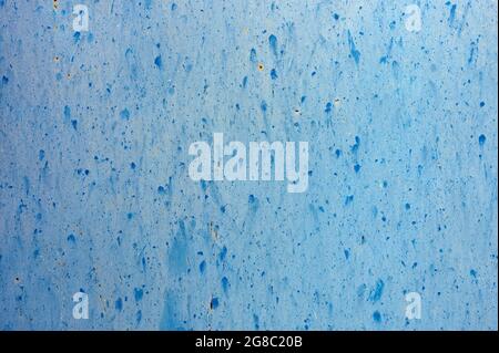 Detail einer rostblauen Textur auf einer alten Metalltür Stockfoto