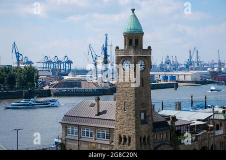 Hamburg, Deutschland - Blick auf den Hamburger Hafen, Anlegestellen, Wasserstandsturm, die Kuppel des Alten Elbtunnels. Stockfoto