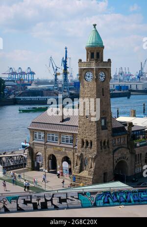 Hamburg, Deutschland - Blick auf den Hamburger Hafen, Anlegestellen, Wasserstandsturm, die Kuppel des Alten Elbtunnels. Stockfoto