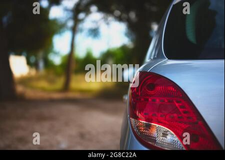 Detail einer Ansicht der Rücklichter eines Autos in der Mitte des Feldes Stockfoto