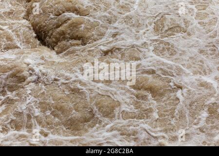 Wasser Schaum Textur, raues Wasser auf dem Fluss, natürlicher Hintergrund, Flut, Kraft in der Natur Konzept. Stockfoto