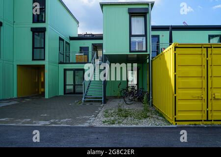 In München wurde ein Containerkomplex mit temporären Studios geschaffen. Die einzelnen Container sind zur Straße hin in verschiedenen Farben lackiert. Stockfoto