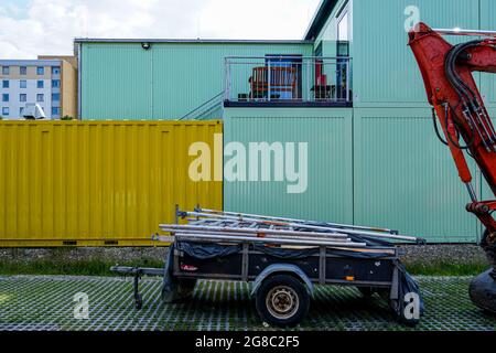 In München wurde ein Containerkomplex mit temporären Studios geschaffen. Die einzelnen Container sind zur Straße hin in verschiedenen Farben lackiert. Stockfoto