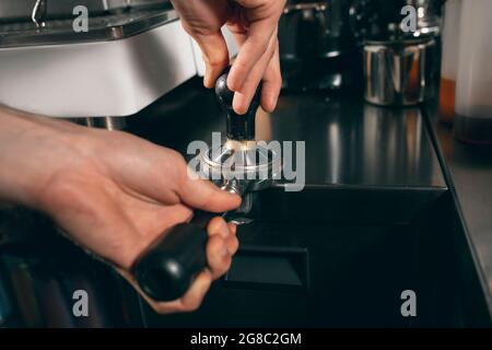 Frisch gemahlener Kaffee in einem Port-Filterhorn für die Kaffeemaschine. Nahaufnahme des Bildes Stockfoto