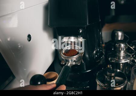 Frisch gemahlener Kaffee in einem Port-Filterhorn für die Kaffeemaschine. Nahaufnahme des Bildes Stockfoto