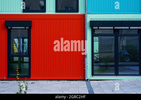 In München wurde ein Containerkomplex mit temporären Studios geschaffen. Die einzelnen Container sind zur Straße hin in verschiedenen Farben lackiert. Stockfoto