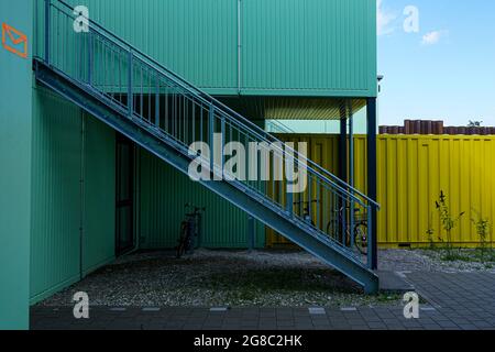 In München wurde ein Containerkomplex mit temporären Studios geschaffen. Die einzelnen Container sind zur Straße hin in verschiedenen Farben lackiert. Stockfoto