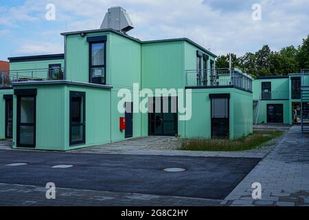 In München wurde ein Containerkomplex mit temporären Studios geschaffen. Die einzelnen Container sind zur Straße hin in verschiedenen Farben lackiert. Stockfoto