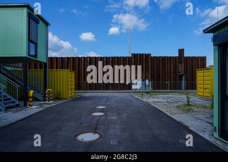 In München wurde ein Containerkomplex mit temporären Studios geschaffen. Die einzelnen Container sind zur Straße hin in verschiedenen Farben lackiert. Stockfoto