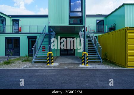 In München wurde ein Containerkomplex mit temporären Studios geschaffen. Die einzelnen Container sind zur Straße hin in verschiedenen Farben lackiert. Stockfoto