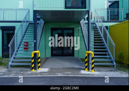 In München wurde ein Containerkomplex mit temporären Studios geschaffen. Die einzelnen Container sind zur Straße hin in verschiedenen Farben lackiert. Stockfoto