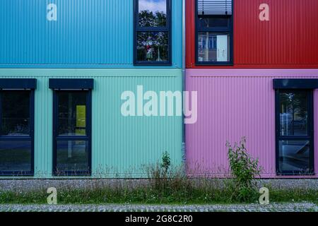 In München wurde ein Containerkomplex mit temporären Studios geschaffen. Die einzelnen Container sind zur Straße hin in verschiedenen Farben lackiert. Stockfoto