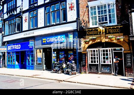 Greggs Bakers, Betting Shop und Golden Fleece Pub, Pavement, York, England Stockfoto