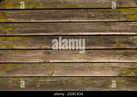 Detail eines alten Holzes mit abblätternder, abblätternder Farbe. Altes Holz mit Farbe Stockfoto
