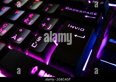 Gaming Tastatur mit Hintergrundbeleuchtung im Dunkeln, Makroaufnahme Stockfoto