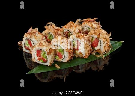 Sushi-Brötchen mit Bonito-Flocken, Thunfisch, Käsecreme und Gurke Stockfoto