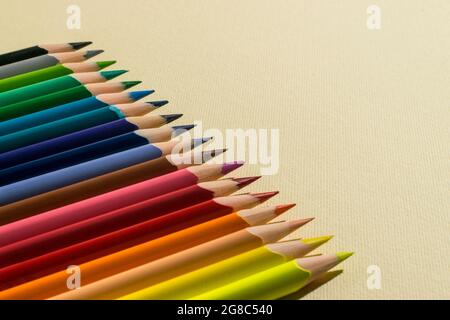 Stifte mehrfarbig gestapelt ausgerichtet. Schöner Kopierplatz. Stockfoto