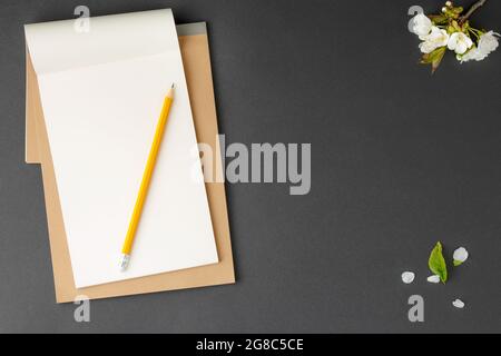 Braunes Notizbuch mit gelbem Bleistift.